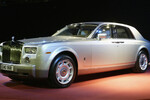 <b>Phantom (2003)</b>
<br><br>
Обладая полностью алюминиевым кузовом, двигателем и деталями в салоне, Phantom образца 2003 года стал самым быстрым автомобилем, который когда-либо создавала марка Rolls-Royce. Это была первая машина Rolls-Royce, которая появилась после покупки автокомпании немецким концерном BMW. Вплоть до появления более компактного купе Ghost в 2009 году Rolls-Royce имел в модельной линейке только этот автомобиль и все равно оставался главным производителем люксовых автомобилей в мире.
