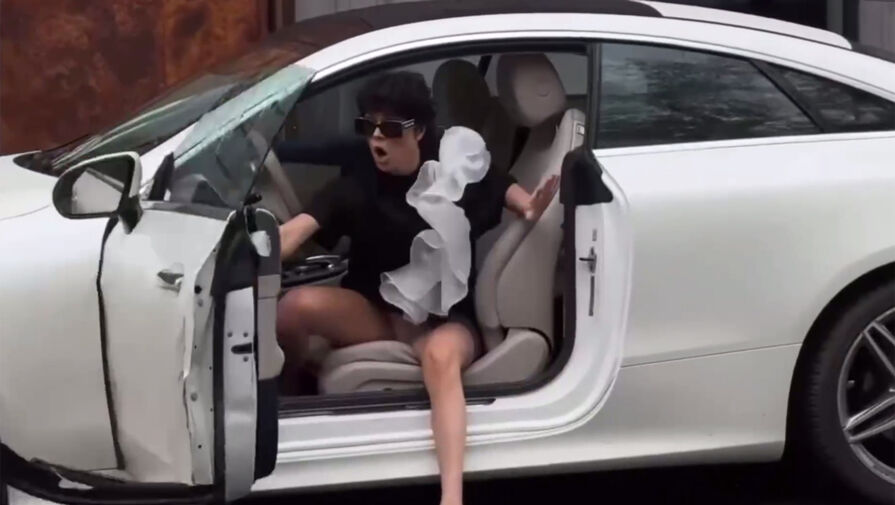 Москвичка хотела красиво выйти из автомобиля, но такси оторвало ей дверь
