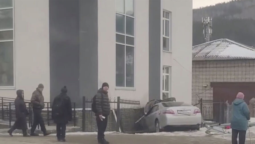 В Горно-Алтайске автомобиль врезался в здание СК