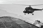 Вертолет «Ми-2» во время посадки на атомный ледокол «Ленин», 1983 год