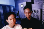 Старшекурсники Пенсильванского университета фотографируются с тестовым чипом ENIAC, 1995 год