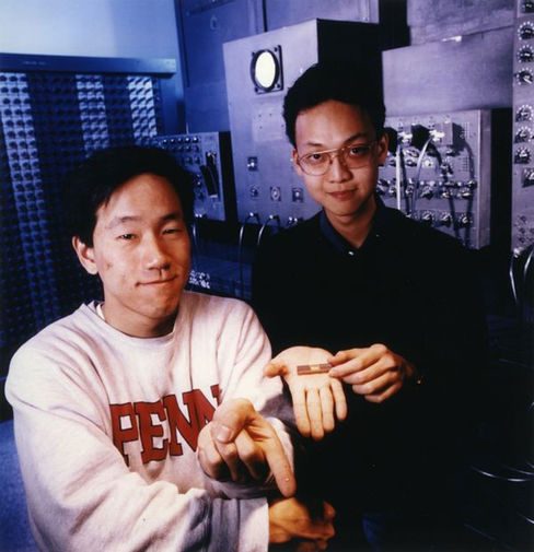 Старшекурсники Пенсильванского университета фотографируются с тестовым чипом ENIAC, 1995 год