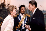 Рональд и Нэнси Рейган принимают поп-короля Майкла Джексона в Белом доме, 1984 год