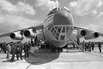 Советский транспортный самолет Ил-76 в московском аэропорту Домодедово, 1976 год
