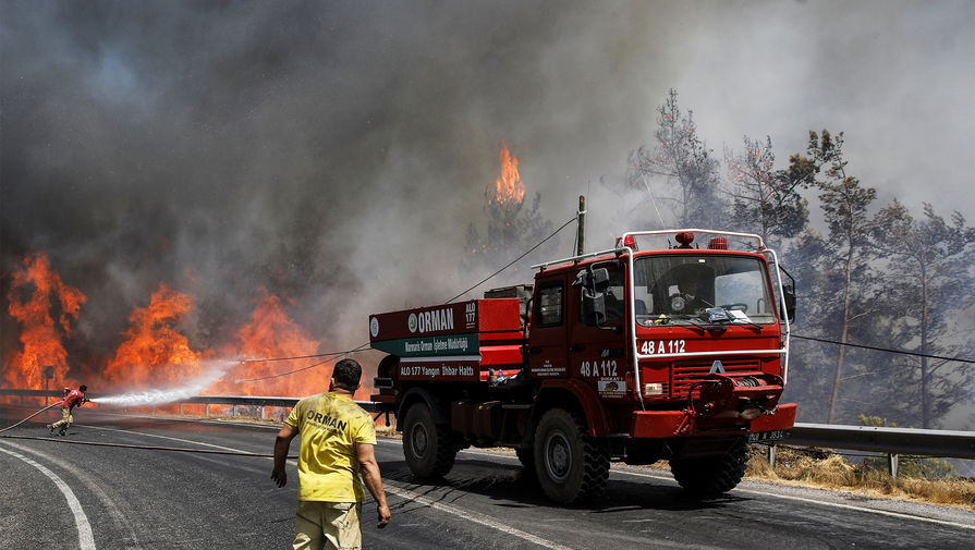 В промзоне на западе Турции начался крупный пожар