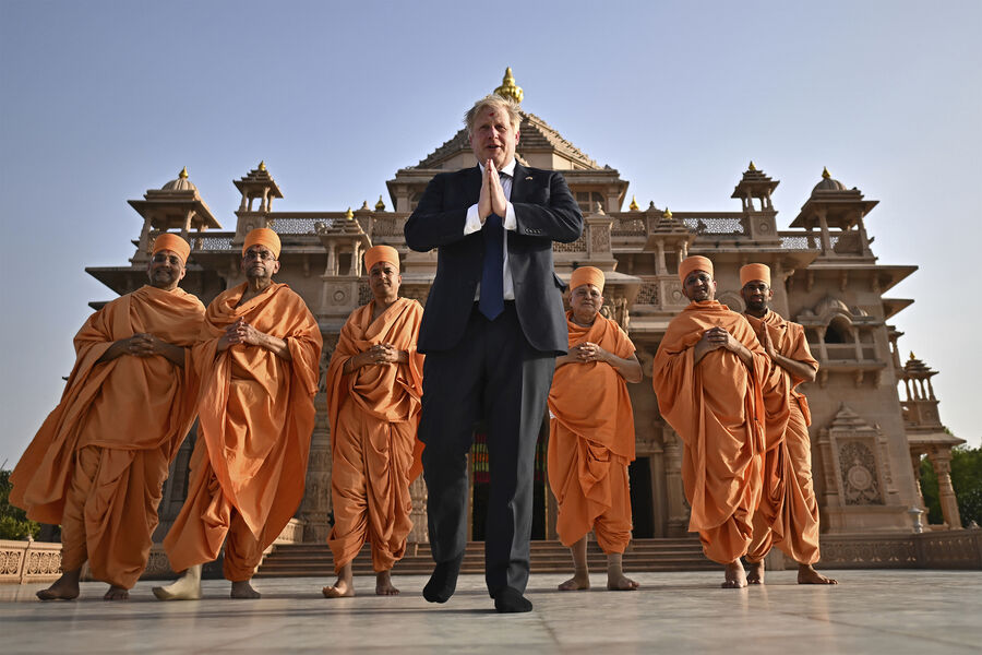Премьер-министр Великобритании Борис Джонсон перед&nbsp;храмом Сваминараян Акшардхам в&nbsp;Гандинагаре, в&nbsp;рамках визита в&nbsp;Индию, 2022&nbsp;год