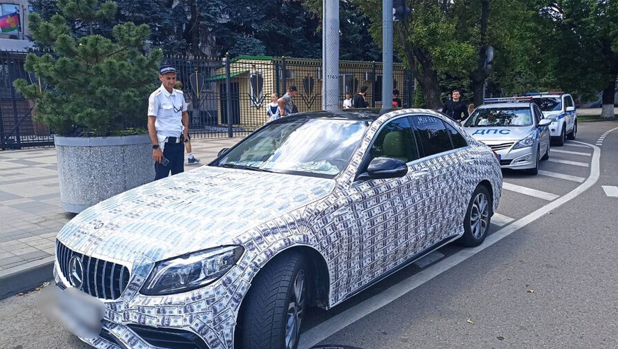 ГИБДД задержала Mercedes-Benz, покрытый листовками с долларами