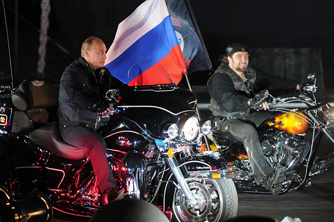 Владимир Путин и президент клуба «Ночные волки» Александр Залдостанов (Хирург) на мотофестивале, 2011 год