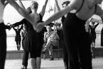 Создатель и руководитель Государственного академического ансамбля народного танца СССР Игорь Моисеев (на заднем плане в центре) во время репетиции, 1982 год
