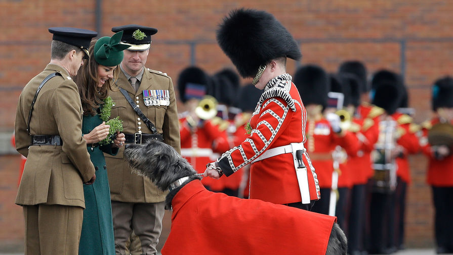 Кейт, герцогиня Кембриджская, во время посещения 1-го батальона Ирландской гвардии на&nbsp;параде в&nbsp;День святого Патрика в&nbsp;Англии, 17&nbsp;марта 2014&nbsp;года. 