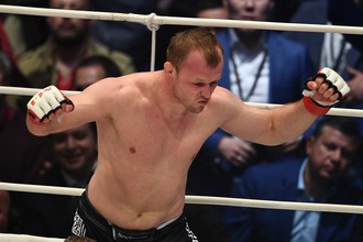 Российский боец ММА Александр Шлеменко празднует победу над американцем Брэндоном Хэлси, добытую техническим нокаутом за 25 секунд