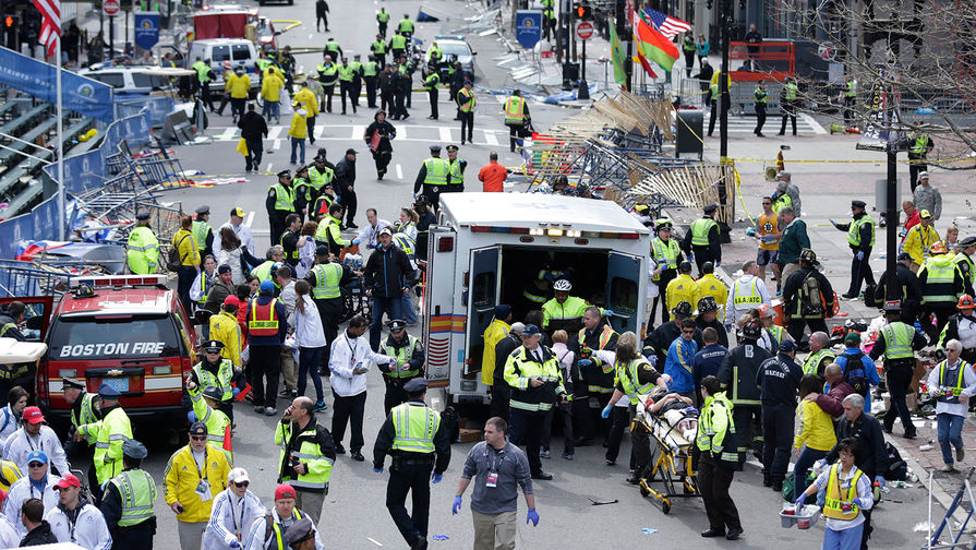 Медицинские службы на месте взрыва во время Бостонского марафона, 15 апреля 2013 года