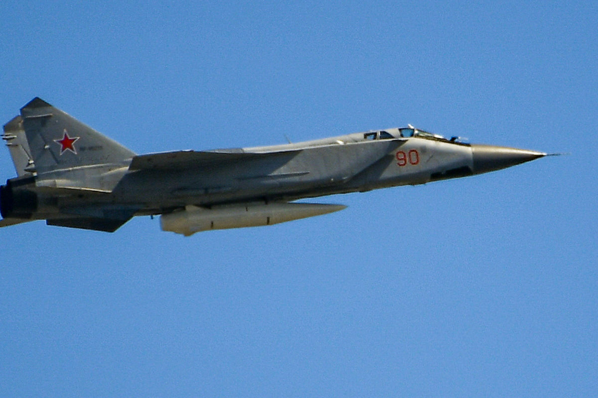 Многоцелевой истребитель МиГ-31 с гиперзвуковой ракетой «Кинжал» 