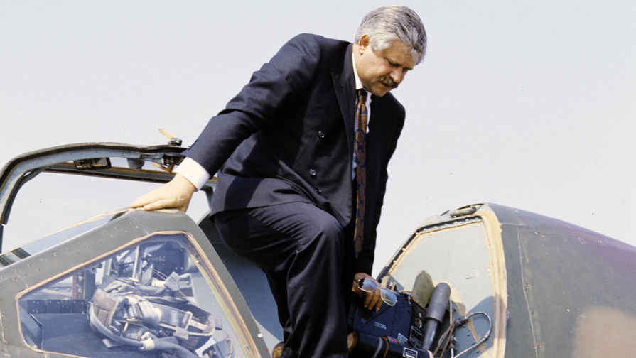Вице-президент России Александр Руцкой на аэрокосмическом салоне «Мосаэрошоу-92» в подмосковном Жуковском, 1992 год