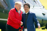 Президент США Дональд Трамп и премьер-министр Японии Синдзо Абэ в загородном клубе к югу от Токио перед игрой в гольф, 2019 год