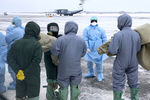 Сотрудники оперативного штаба Тюменской области по профилактике коронавируса в аэропорту Рощино во время встречи самолета ВКС РФ ИЛ-76 с эвакуированными российскими гражданами на борту, прибывшими из китайского Уханя