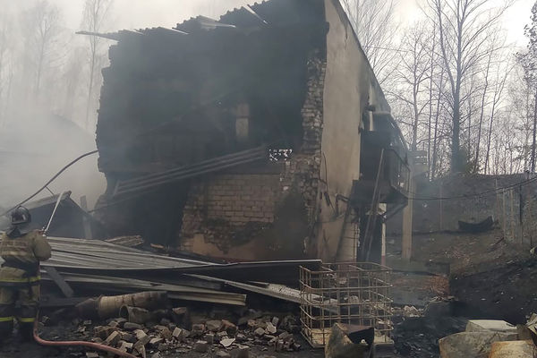 Тушение пожара в одном из цехов завода «Эластик» в поселке Лесное Шиловского района Рязанской области, 22 октября 2021 года