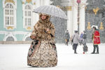 Актеры, работающие на Дворцовой площади Санкт-Петербурга, во время снегопада, 9 января 2022 года