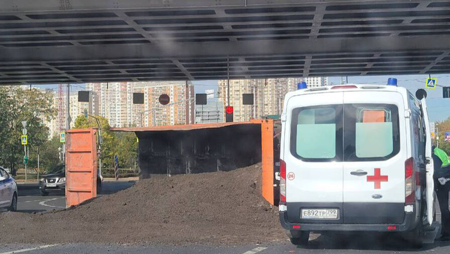 В Москве опрокинувшийся грузовик засыпал перекресток песком