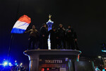 Футбольные фанаты празднуют победу сборной Франции над сборной Марокко на площади Бастилии, Париж, 14 декабря 2022 года