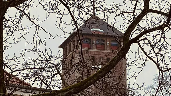 Неизвестные повесили флаг России на бывшем здании парламента в Германии