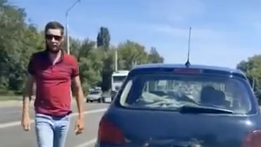 Появилось видео, как под Саратовом мужчина ударил женщину по голове в ссоре на дороге