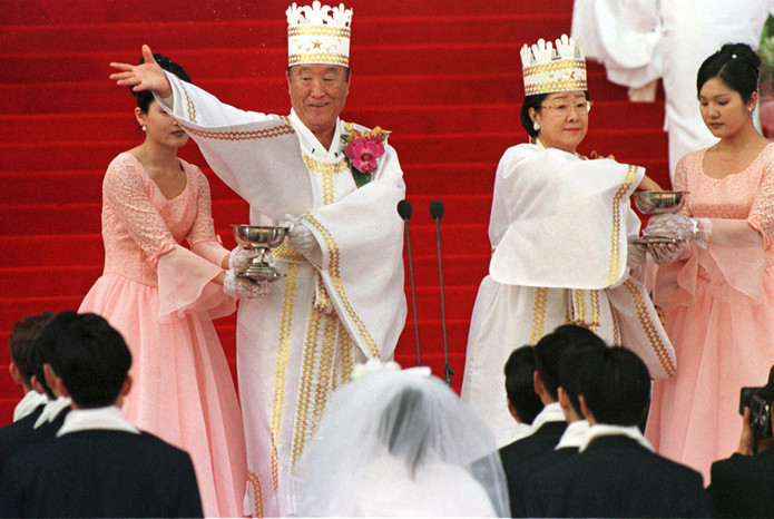Мун Сон Мен и его супруга Хан Хакча также известны проведением массовых свадеб с&nbsp;участием тысяч пар.