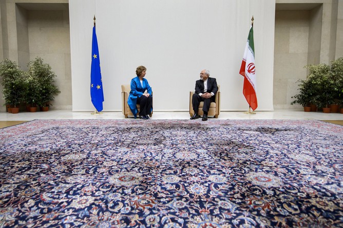 Встреча представителя ЕС по иностранным делам Кэтрин Эштон и главы МИД Ирана Джавада Зарифа перед началом двухдневных переговоров о ядерных программах Ирана в Женеве