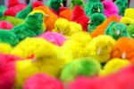 Разноцветные птенцы, для продажи на ярмарке в Маниле, столице Филиппин