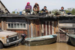 Местные жители ожидают помощи на крыше одного из домов в селе Усть-Чарыш в Усть-Пристанском районе Алтайского края