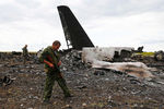 Представитель ополчения на месте падения военно-транспортного самолета ИЛ-76 ВВС Украины, сбитого ополченцами Луганска