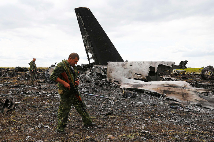 Представитель ополчения на&nbsp;месте падения военно-транспортного самолета ИЛ-76 ВВС Украины, сбитого ополченцами Луганска