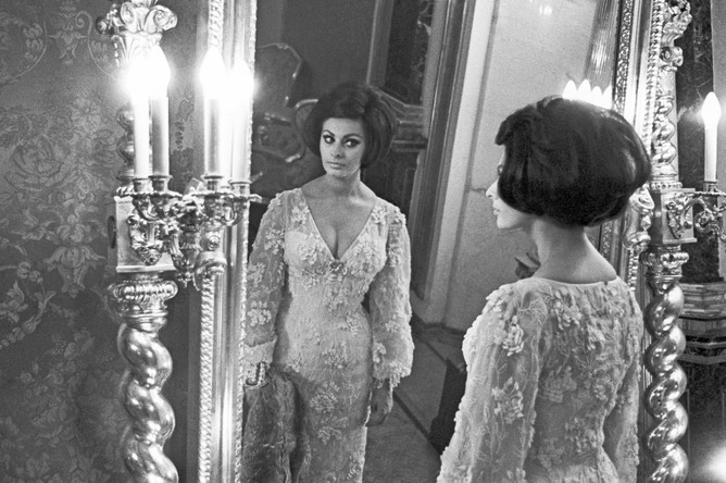 Софи Лорен во время посещения царских покоев в Московском Кремле, 1965 год