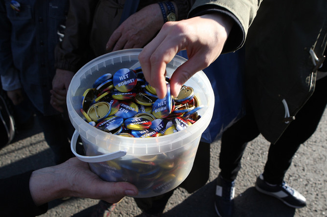 Участники акции оппозиции «Марш мира» в Москве