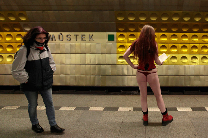 Участница акции No Pants Subway Ride в&nbsp;Праге