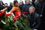 Председатель правления ООО «УК «Роснано» Анатолий Чубайс возлагает цветы на месте убийства политика Бориса Немцова
