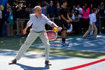 Барак Обама играет в теннис с Каролин Возняцки