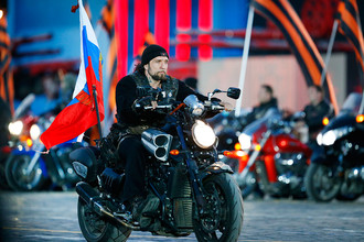 Лидер мотоклуба «Ночные волки» Александр «Хирург» Залдостанов на праздничном концерте на Красной площади, посвященном 70-летию Победы