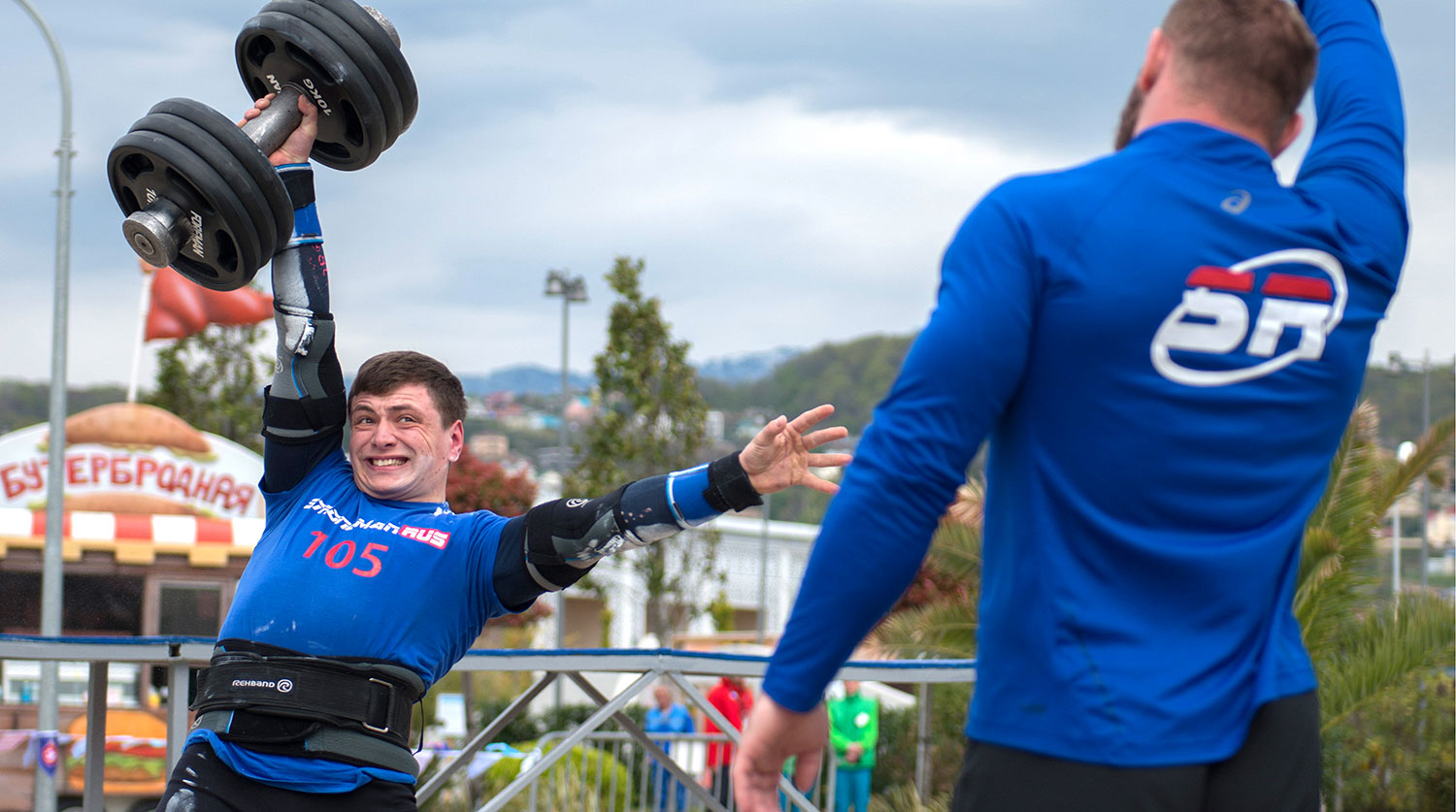 Спортсмен Максим Дворецкий во время соревнований по силовому экстриму Sochi Strong 2016 в «Сочи Парке»