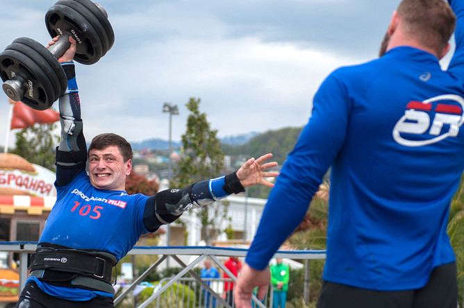 Спортсмен Максим Дворецкий во время соревнований по силовому экстриму Sochi Strong 2016 в «Сочи Парке»