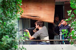 Представители чеченских вооруженных формирований на балконе одного из домов в центре Грозного во время боевых действий