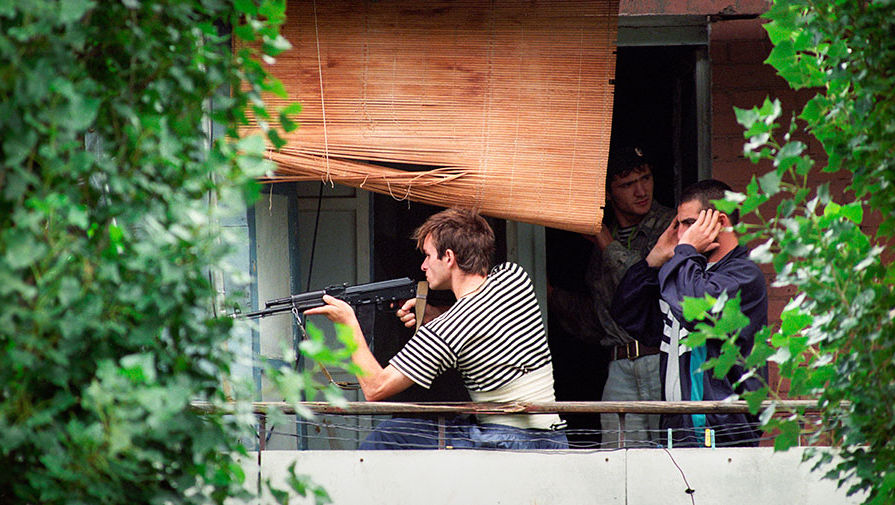 Представители чеченских вооруженных формирований на&nbsp;балконе одного из&nbsp;домов в&nbsp;центре Грозного во время боевых действий