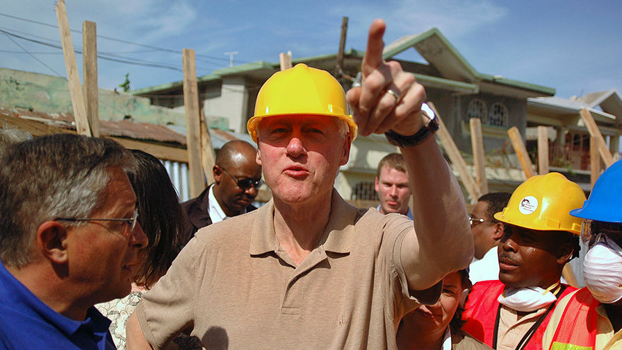 Бывший президент США Билл Клинтон во время посещения проекта Программы развития ООН в столице Гаити...