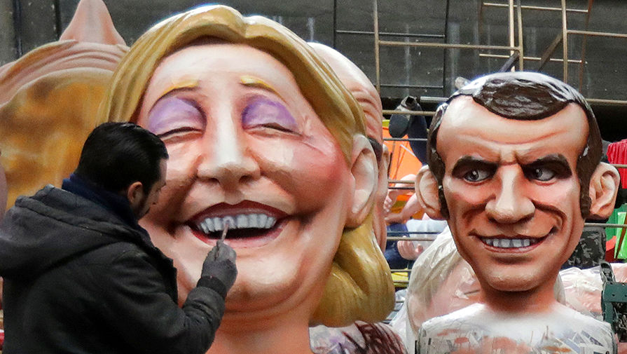 Фигуры Марин Ле Пен и Эммануэля Макрона во время подготовки к карнавальному параду в Ницце