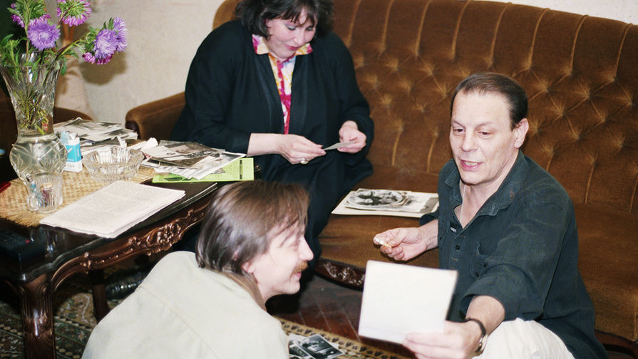 Александр Бурдонский (справа) с&nbsp;друзьями у&nbsp;себя дома, 1994&nbsp;год
