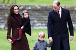 Принц Уильям и Кейт Миддлтон с детьми: сыном Джорджем (родился 22 июля 2013 года) и дочкой Шарлоттой (родилась 2 мая 2015 года), 2017 год