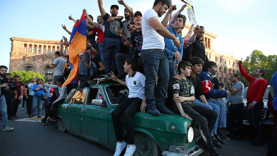 Сторонники лидера армянской оппозиции Никола Пашиняна во время демонстрации в&nbsp;центре Еревана, 2 мая 2018 года