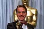 В 1991 году Джереми Айронс был удостоен премии «Оскар» в номинации «Лучшая мужская роль» за роль в фильме «Изнанка судьбы»
