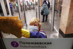 Дезинфекция дверей на станции метро «Полежаевская» 