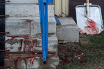Кровь у подъезда жилого дома на улице Есенина в поселке Елатьма Касимовского района, где произошло преступление